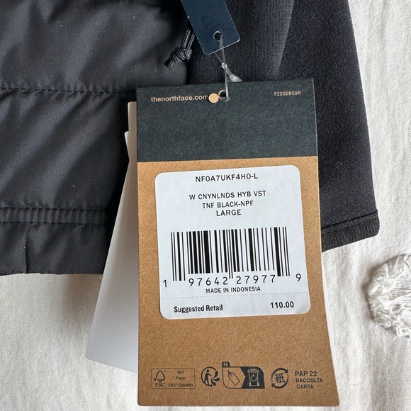 The North Face Black Quilted Women's Vest Large NWT New - Picture 3 of 5